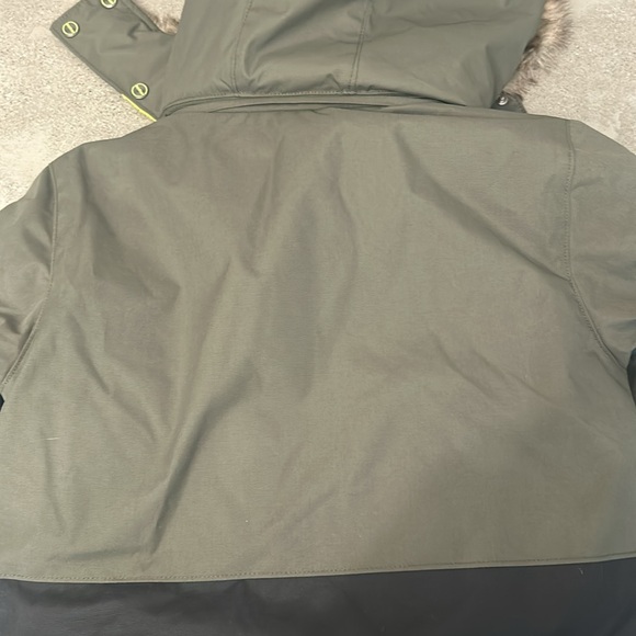 NWT Warm and Stylish Winter Coat Jacket with Removable Hood - Picture 5 of 5